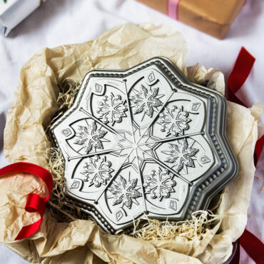Nordic Ware aluminum Sweet Snowflakes shortbread pan with intricate snowflake cavities in gift box