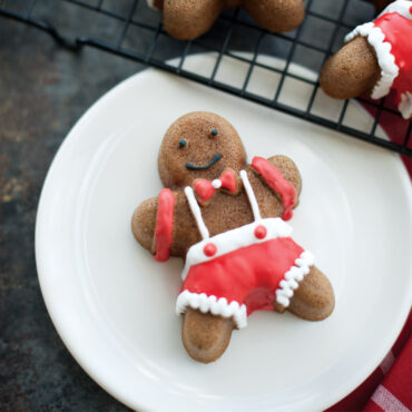 Nordic Ware aluminum gingerbread kids cakelet pan with 6 child-shaped cavities, natural silver finish