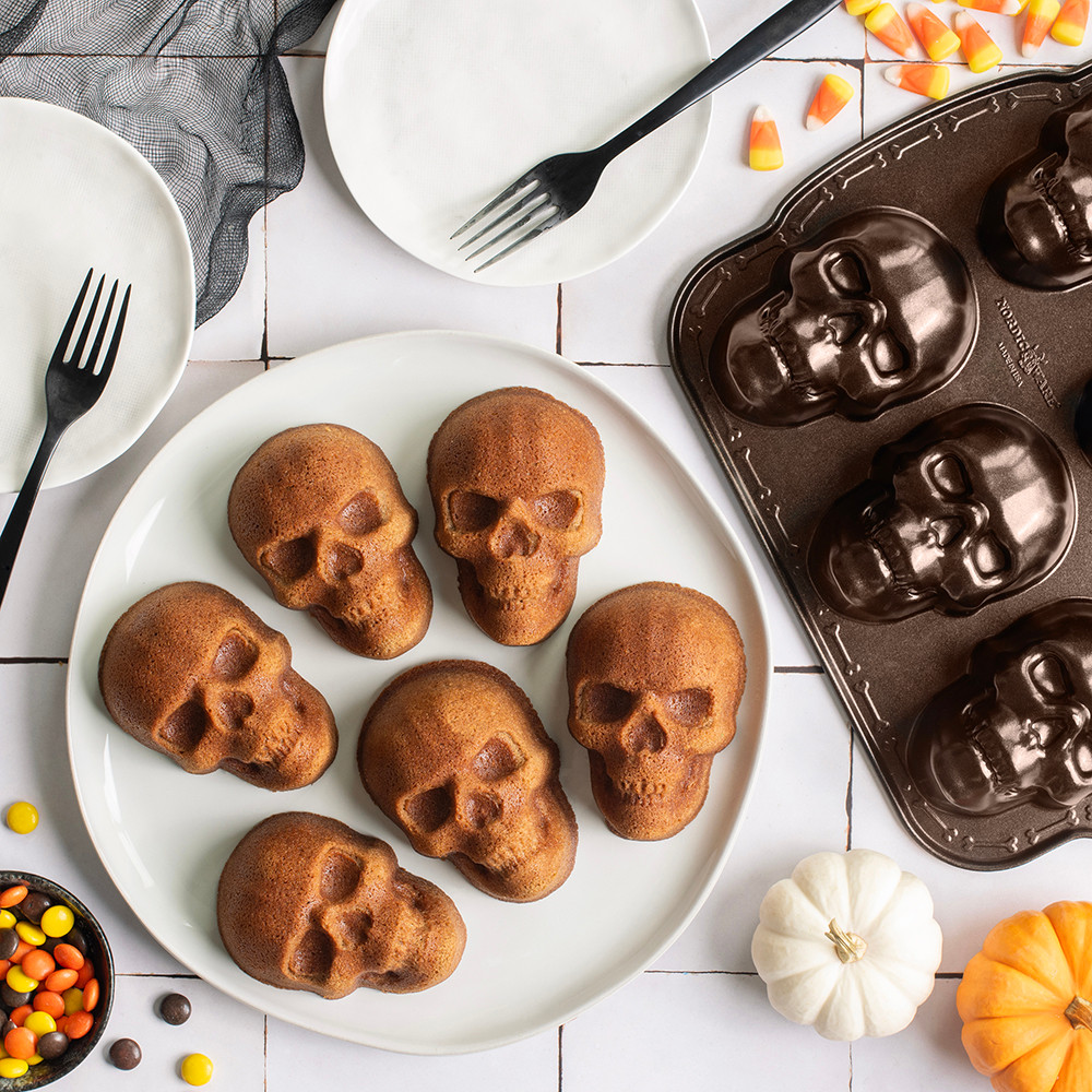 Haunted Skull Cakelet Pan View 2
