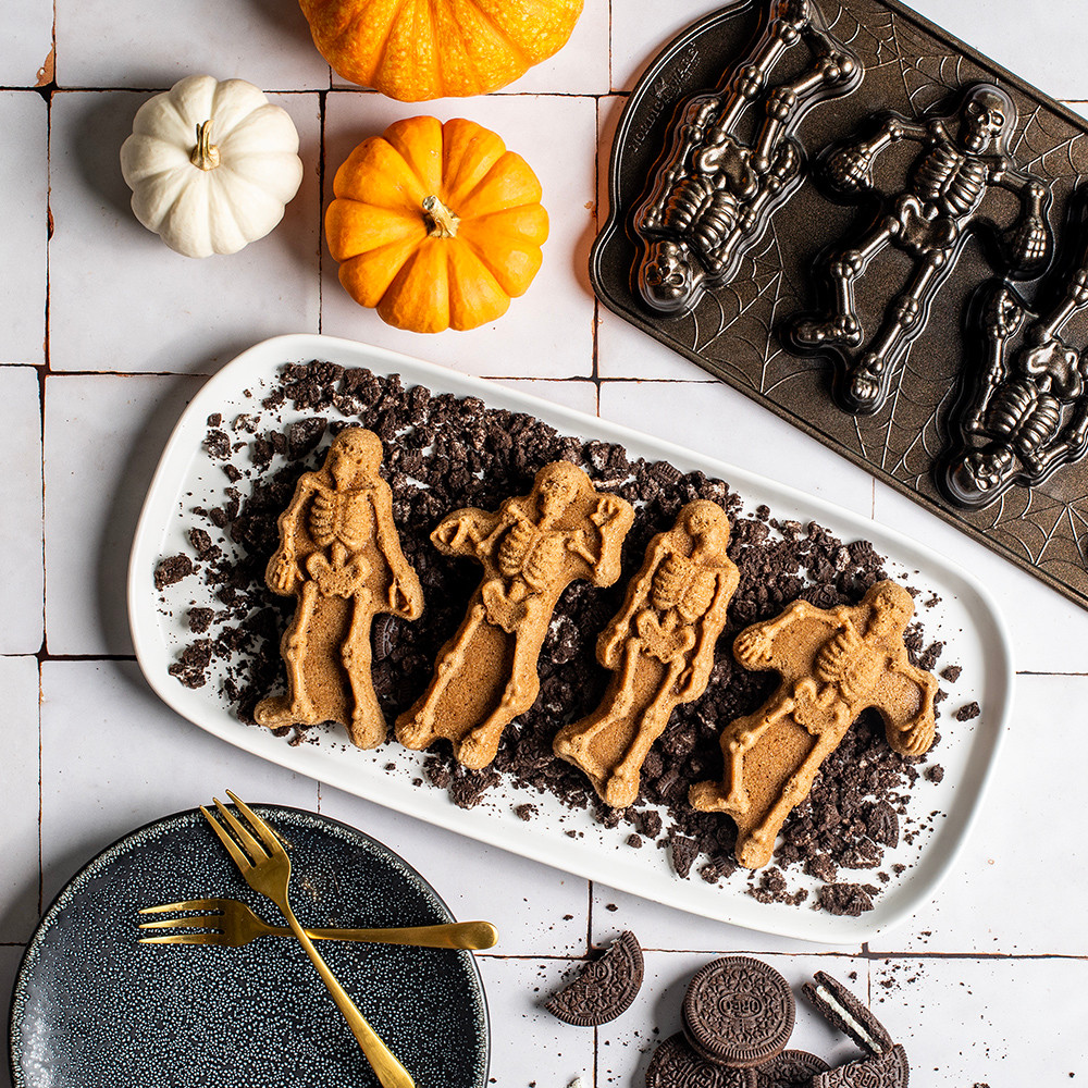 Spooky Skeleton Cakelet Pan View 2