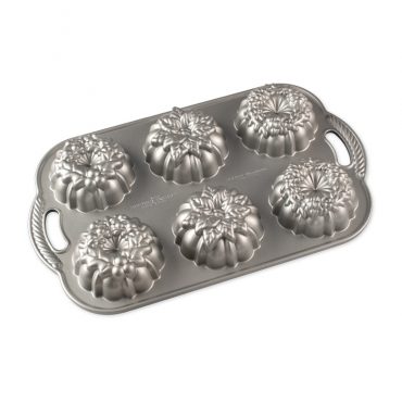 Nordic Ware aluminum Wreathlettes baking pan with 6 wreath-shaped cavities, natural silver finish