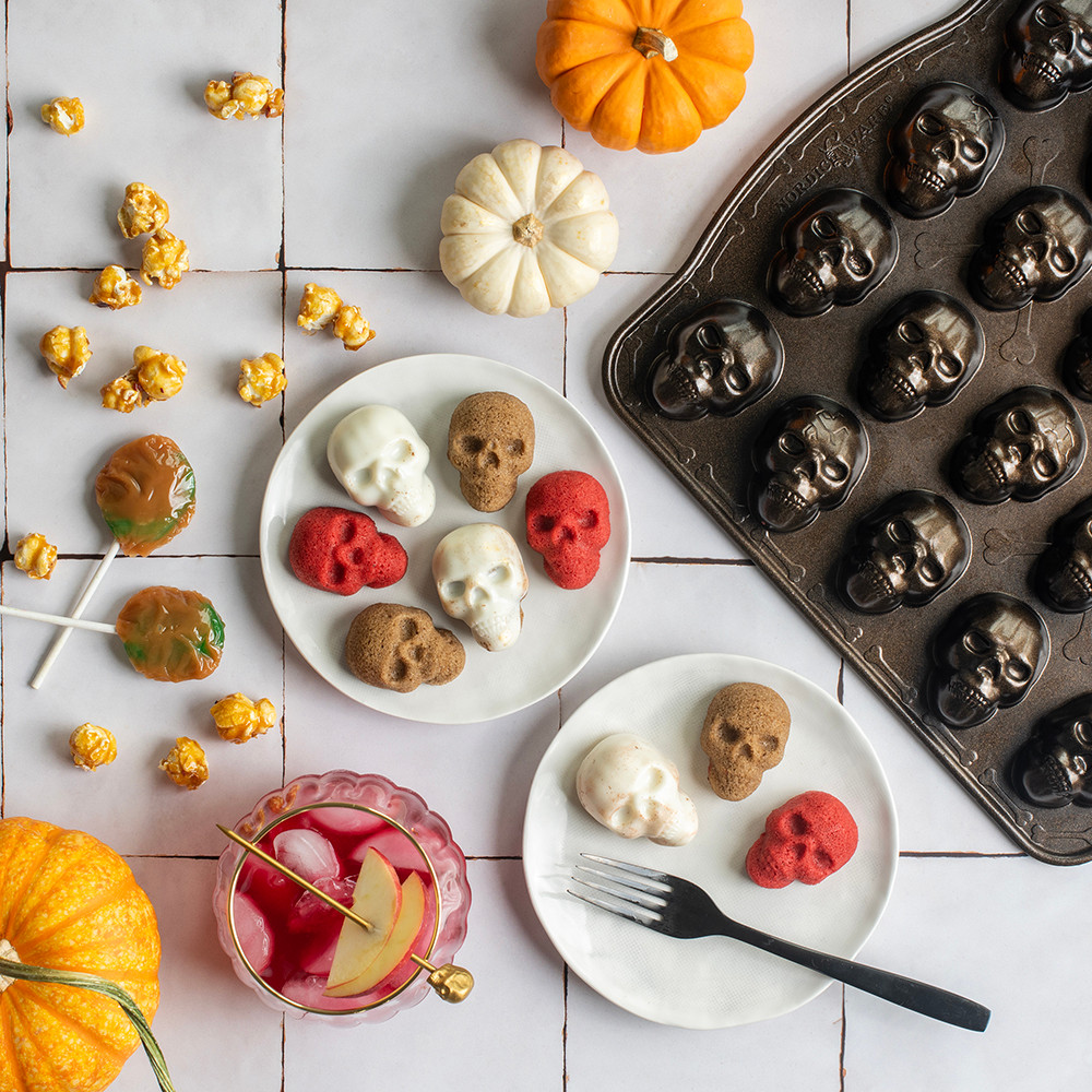 Skull Bites Cakelet Pan View 2