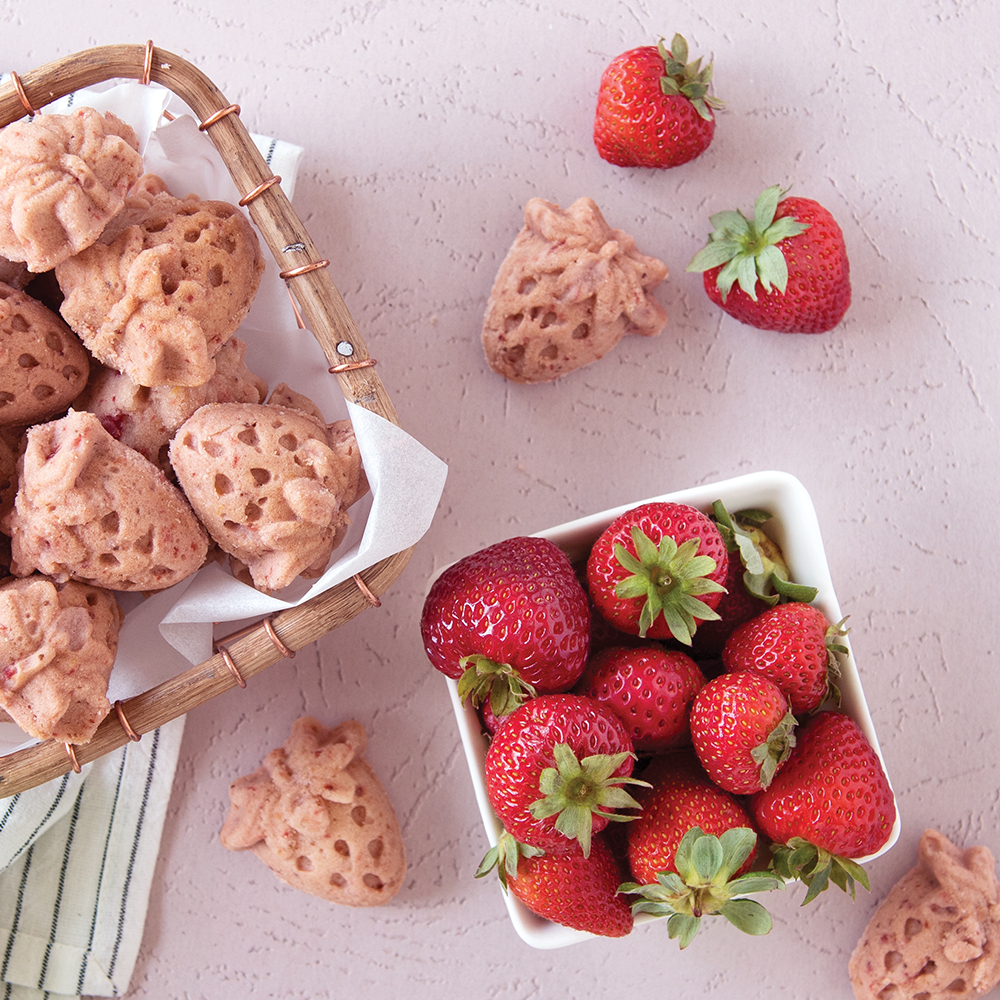 Baked Cakeletes and strawberries