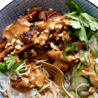 Visit Peanut Chicken Bowls with Noodles Recipe