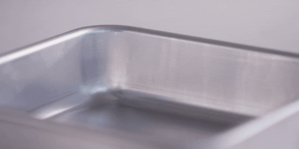 Gif of the encapsulated steel rim on Nordic Ware Naturals® Bakeware.