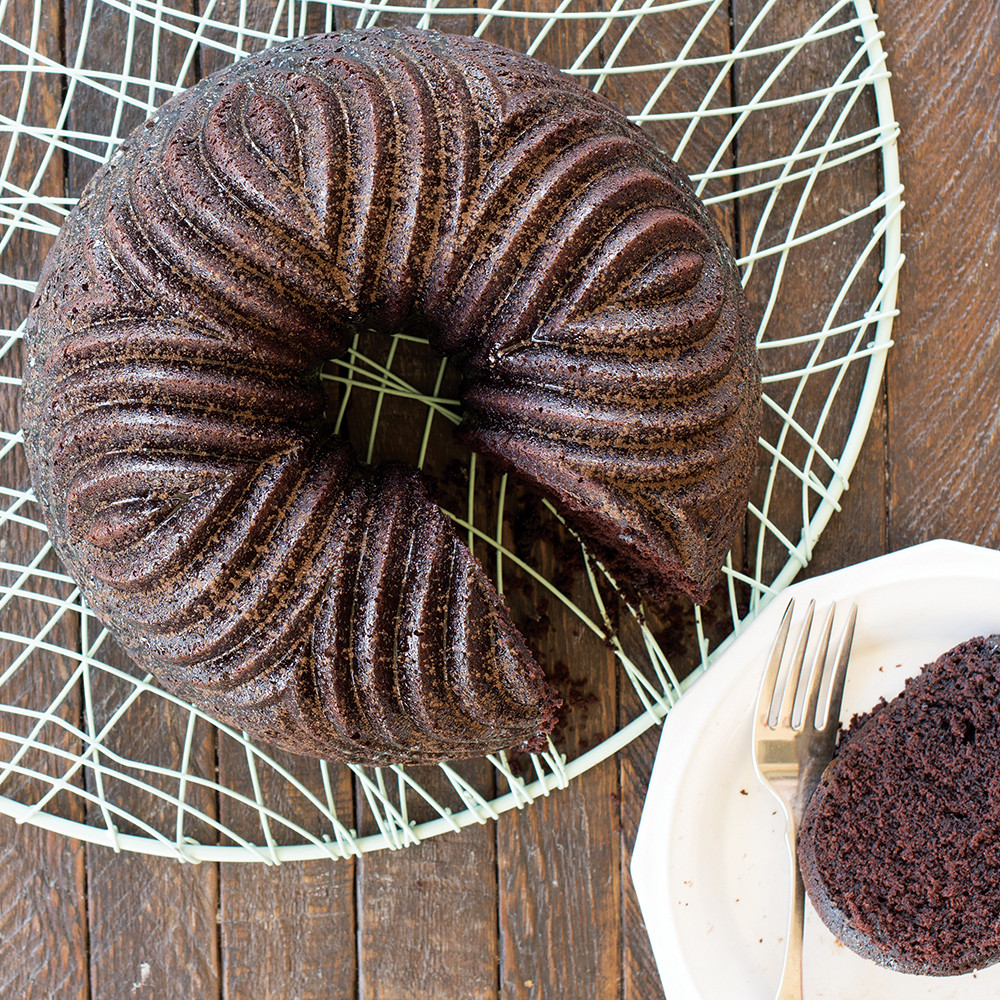 Cast Bavaria Bundt® with Cake Keeper View 2